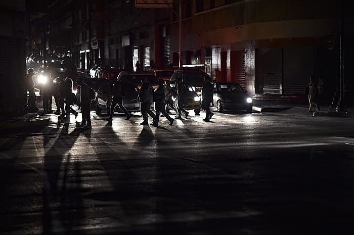 Na capital Caracas, o metrô deixou de funcionar e os trabalhadores precisaram voltar para suas casas a pé, no escuro