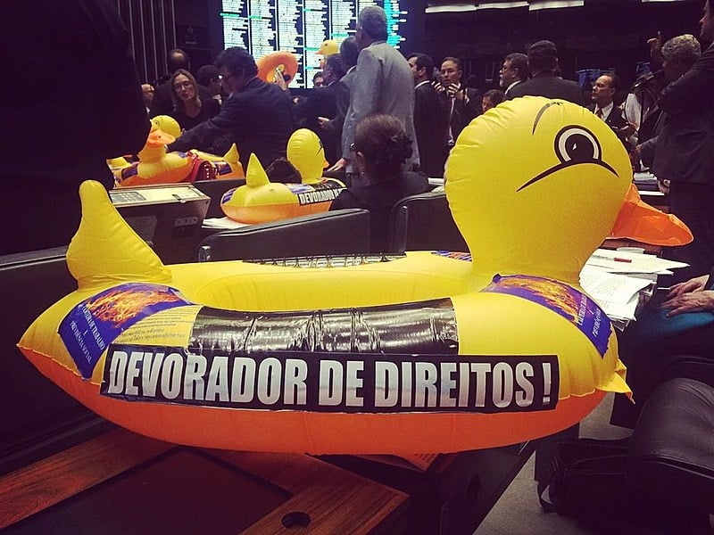 Deputados protestaram com patos contra aprovação do PL da terceirização