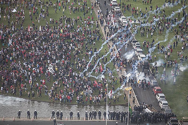 La Policía reprimiendo la manifestación frente al Congreso Nacional