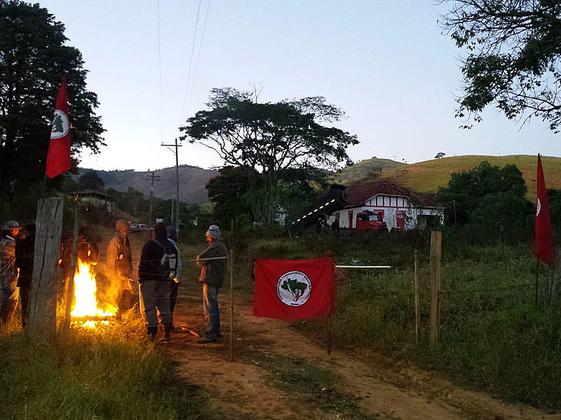 Em Taubaté, cerca de 70 famílias ocuparam a Fazenda Santana