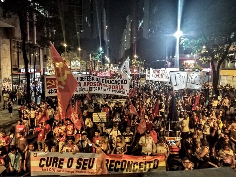 Cerca de 100 mil pessoas se reuniram na Candelária, no centro, e seguiram em caminhada até a Cinelândia nesta quinta-feira (30)