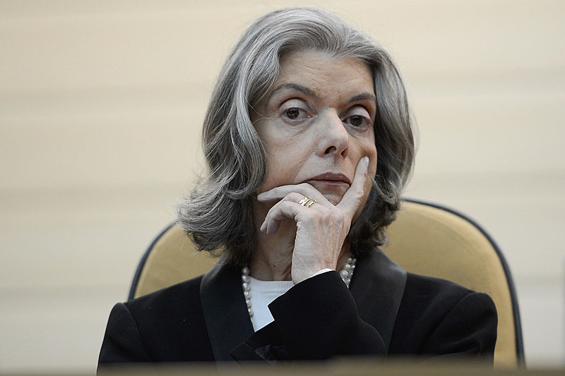"Além de se comunicar por meio da emissora, o que é um rompimento do pacto republicano, Cármen Lúcia defende a pauta do veículo"