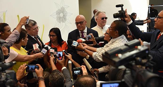 Delcy Rodríguez, presidenta da Assembleia Constituinte, Jorge Rodrigues, prefeito de Caracas, e diplomata Chaderton compõe mesa de diálogos