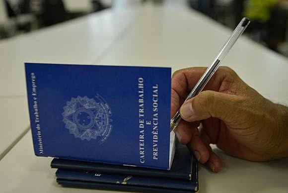 O salário médio dos terceirizados é cerca de trinta por cento menor