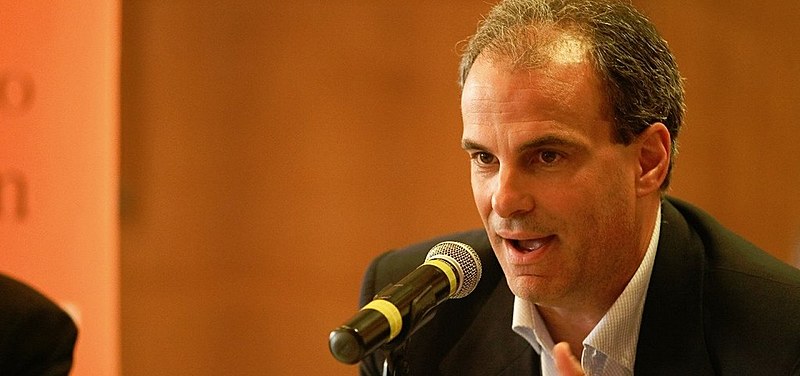 Cientista político Alberto Carlos de Almeida vê "juiz mancomunado"