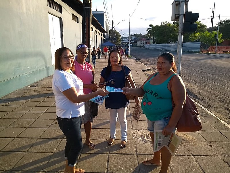 Sindicato panfletando e conversando com as mulheres - organização por mais direitos