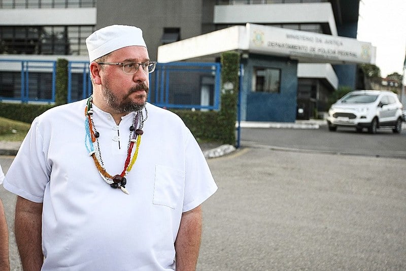 Antônio Caetano de Paula Junior em frente à Superintendência da Polícia Federal em Curitiba