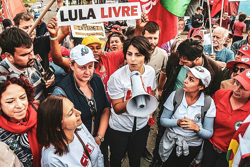 Manu D'ávila fala a simpatizantes do ex-presidente Lula na Vigília Lula Livre