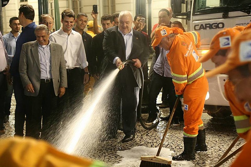 Greca levou seus secretários e vinte trabalhadores da limpeza municipal para lavar o calçadão da rua XV de Novembro