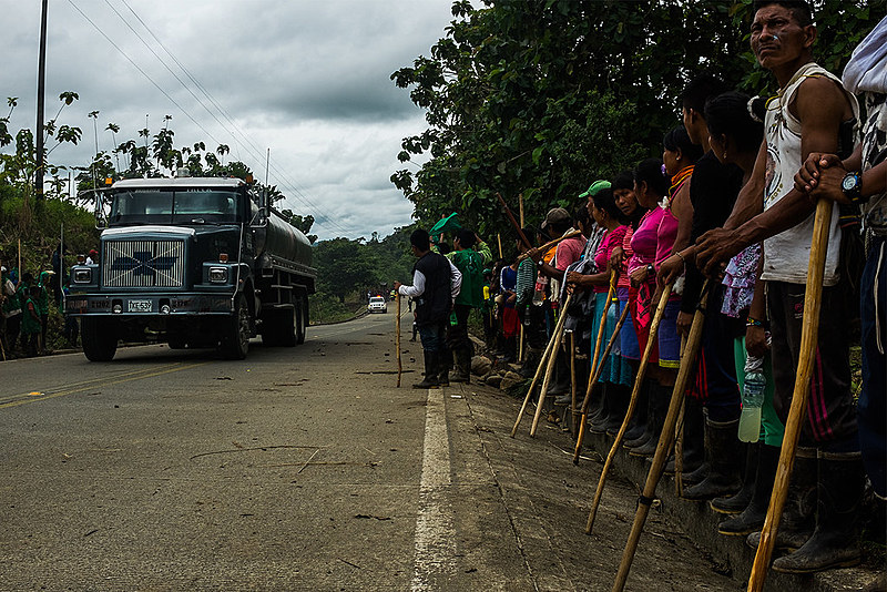 Indígenas paran carretera en el Chocó, departamento del pacífico Colombiano