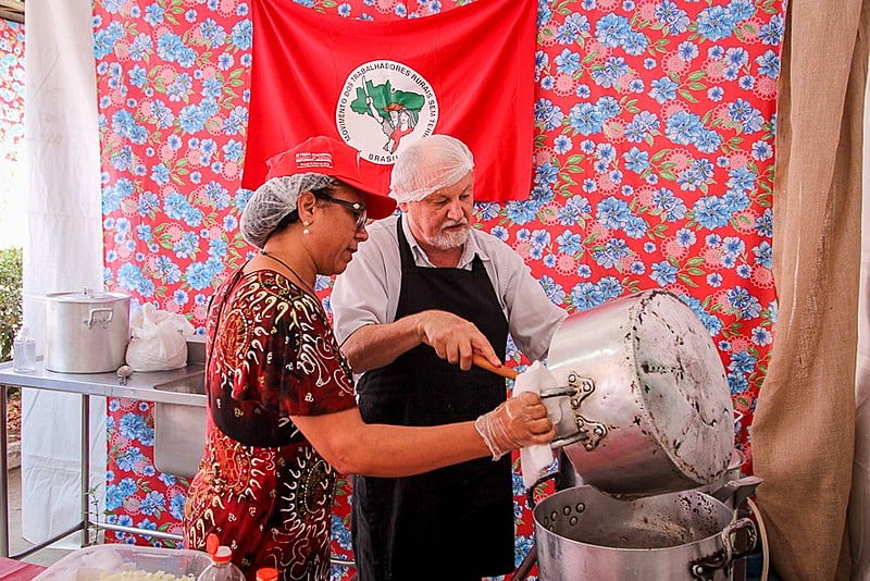 João Pedro Stédile ensina a receita do clássico arroz carreteiro do Rio Grande do Sul