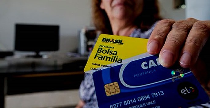 Cartão Bolsa Família beneficia milhões de brasileiros em situação de pobreza extrema e ajuda a reduzir desigualdade social