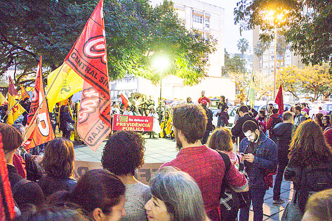 Ato reuniu dezenas de pessoas, entre estudantes, professores, entidades estudantis e sindicais, em frente à Faced, na UFRGS