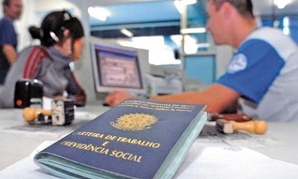 Número de empregos caiu na indústria e serviço