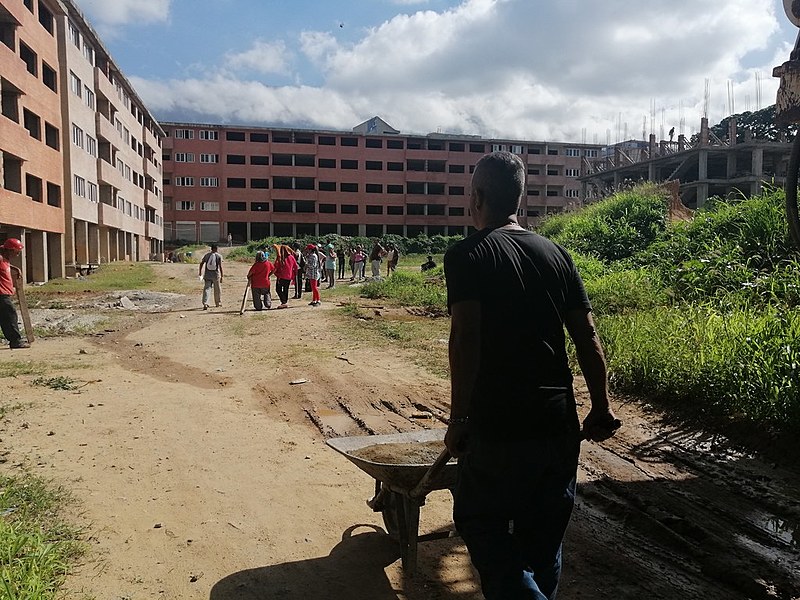 Conjunto habitacional Acampamento de Pioneiros em Caracas é composto de 12 edifícios e 227 apartamentos, em bairro nobre da grande Caracas
