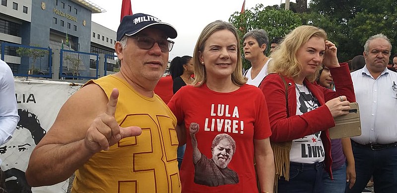 Gleisi Hoffmann participa da saudação do ''Bom dia presidente Lula'', na Vigília #LulaLivre, que completou 290 dias de resistência.