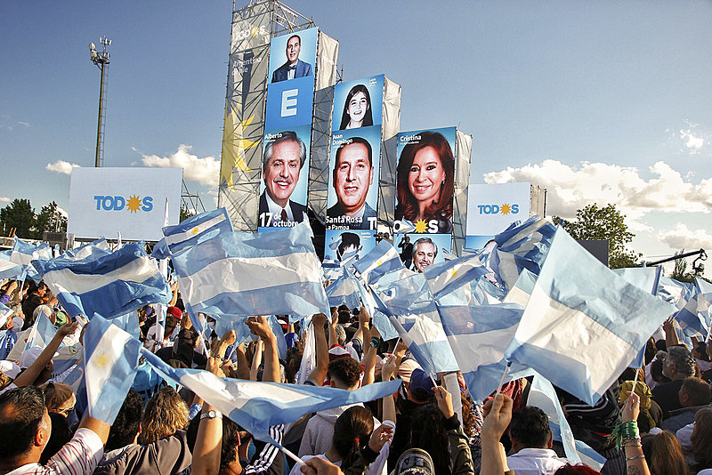 Nos dois casos, segundo pesquisas de intenção de voto, os candidatos de centro-esquerda e esquerda estão mais bem colocados