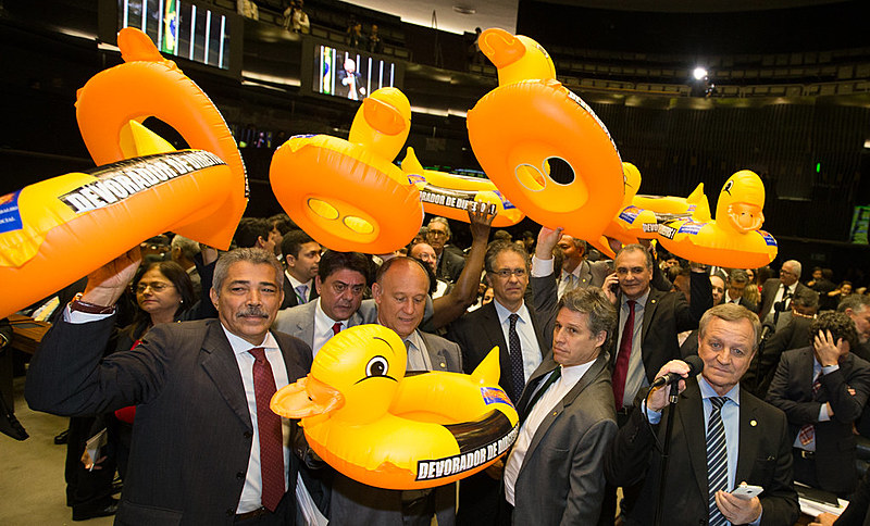 Parlamentares da oposição levantam patos em protesto no plenário