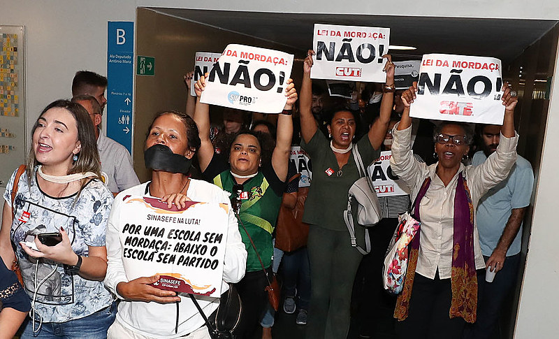 Educadores protestam em defesa da liberdade de ensino e contra a censura nas escolas