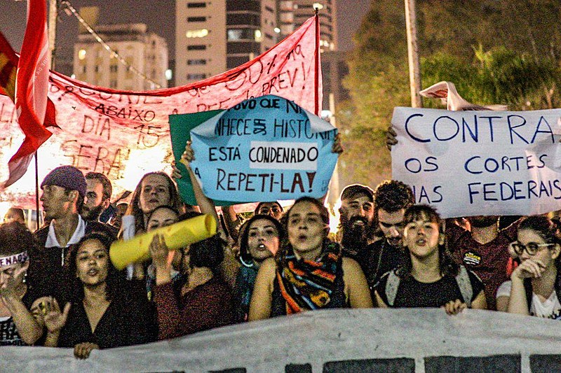 Estudantes e professores protestam em Curitiba contra os cortes nas instituições federais