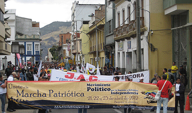 Manifestação da Marcha Patriótica da Colômbia, movimento social e  político composto por quase duas mil organizações da sociedade civil