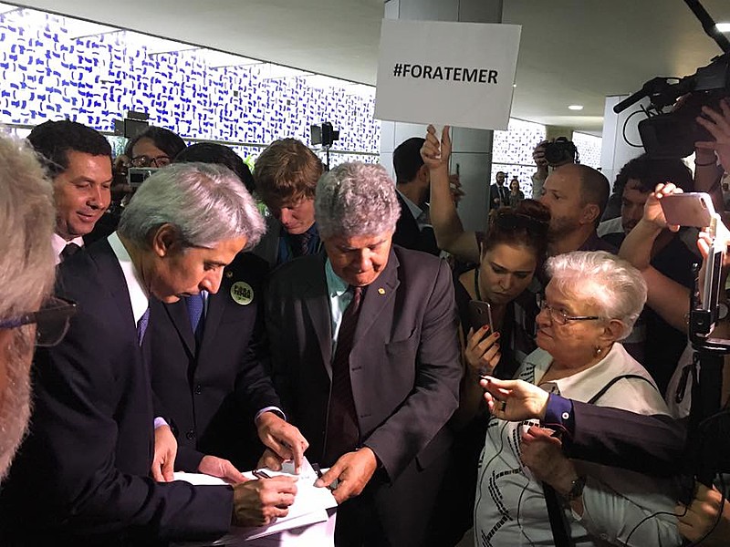 Molon (esq.) com outros parlamentares entrando com representação no Conselho de Ética do Senado para cassação do mandato de Aécio Neves