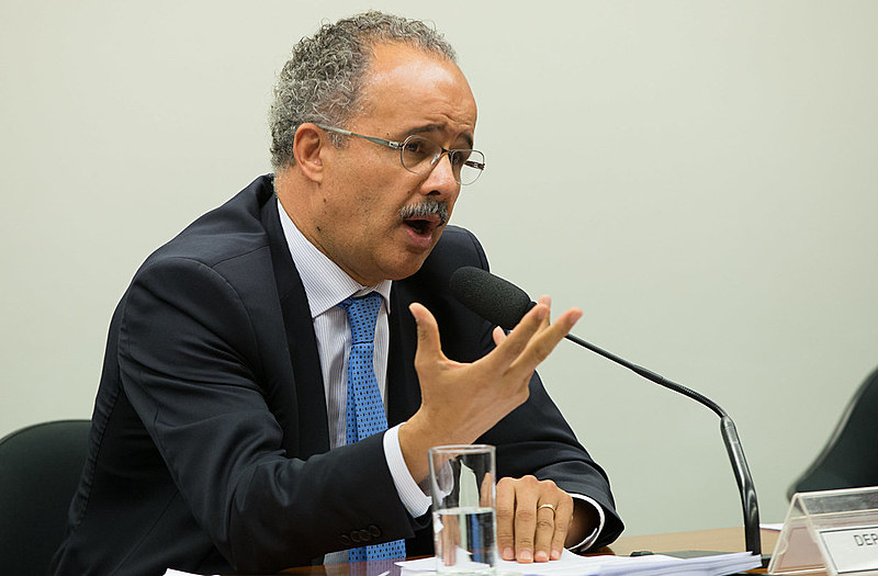 Vicente Candido lendo seu relatório da reforma política