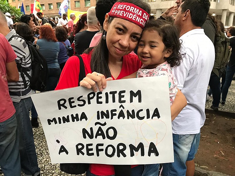 Sarah Ragaglia, 41, professora, veio defender seus direitos e o da filhinha Atena, de 1 ano
