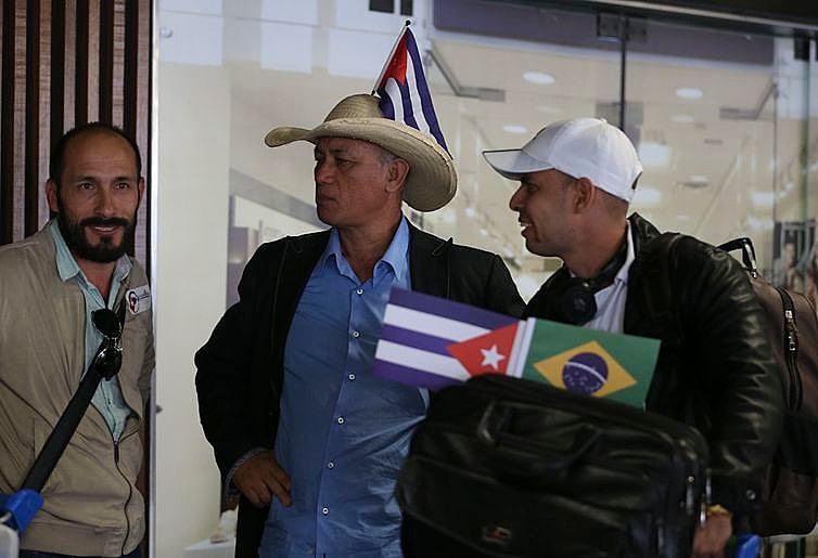 Profissionais embarcaram com bandeiras de Cuba e do Brasil e com adesivos com a mensagem “Somos mais que médicos”