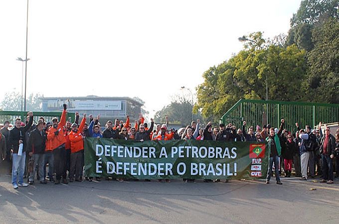Protesto chama atenção para fechamento da fábrica da Araucária Nitrogenados, no Paraná, e demissão de mil trabalhadores