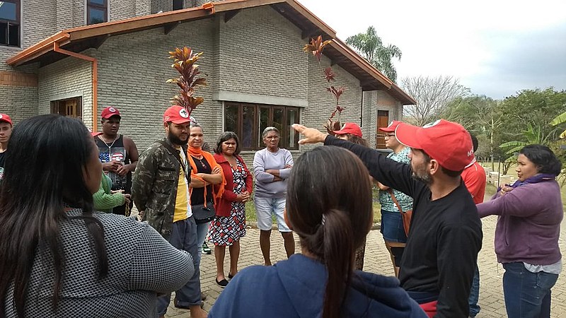 Integrantes da Caravana Contra a Fome se encontram com militantes do MST em Guararema