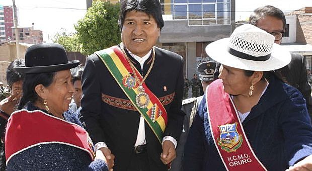 O presidente Evo Morales com a ministra do Meio Ambiente e Água, Alexandra Moreira