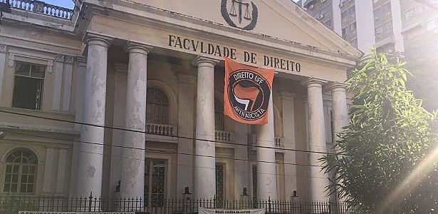 Faixa antifascista, sem nenhuma referência eleitoral, foi retirada da Faculdade de Direito de Niterói