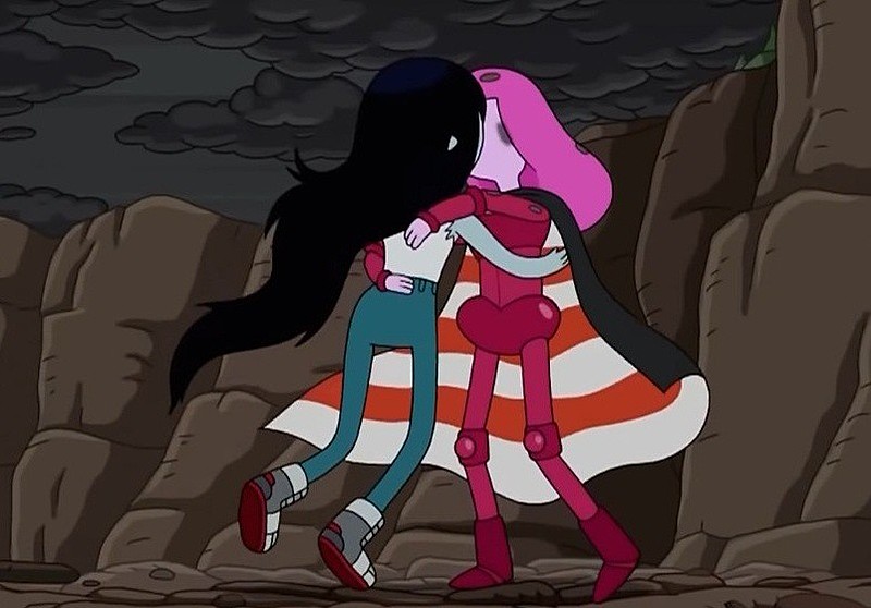 Beijo entre Princesa Jujuba e Marceline, personagens do desenho infantil "Hora de Aventura"