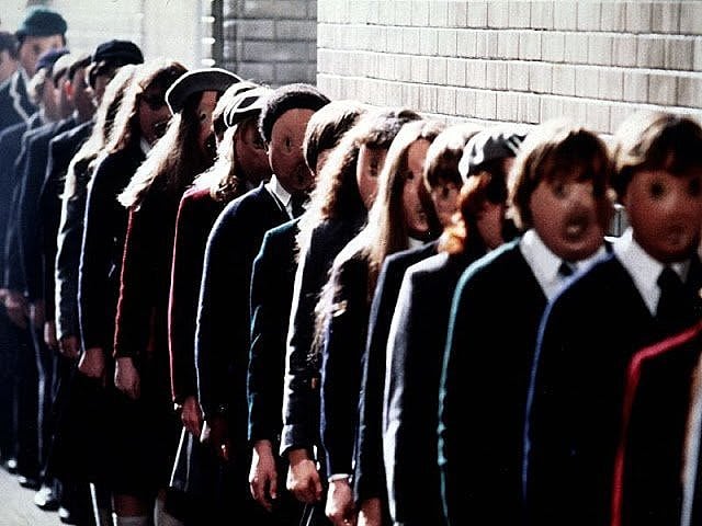 Cena do filme The Wall, de 1982, dirigido por Allan Parker e inspirado na do grupo Pink Floyd criticando o fascismo no ensino