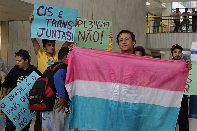 Manifestantes defendem a permanência de pessoas trans no esporte profissional