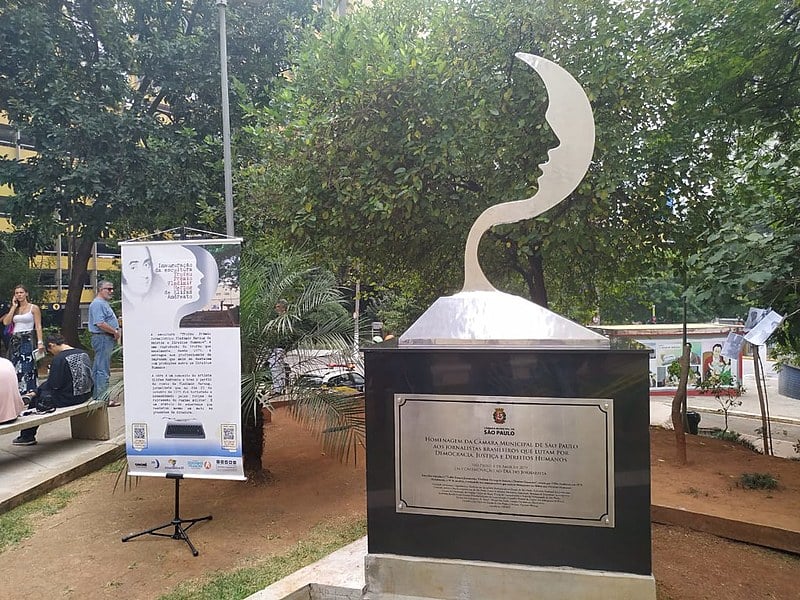 Além da reprodução do troféu do Prêmio Vladimir Herzog, praça possui outras duas obras de Andreato
