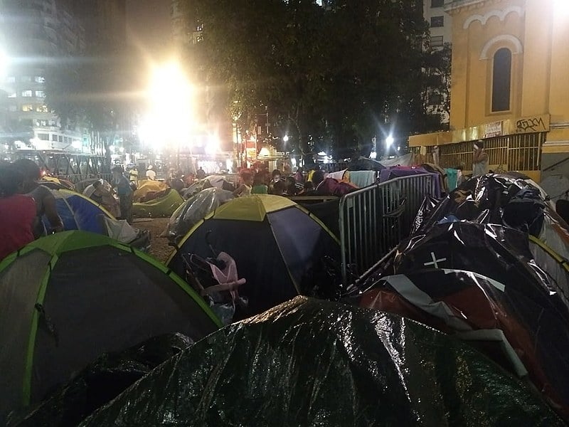 Moradores do prédio que desabou  vivem uma vida improvisada, sem espaço, sem higiene e sem privacidade no Largo do Paissandu