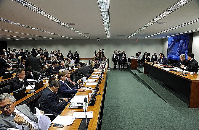 Comissão Mista de Orçamento (CMO) durante sessão no Congresso; colegiado reúne deputados e senadores