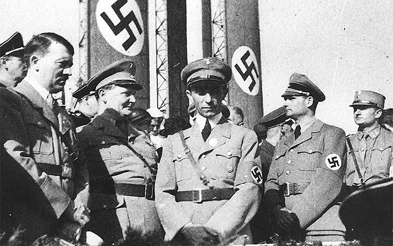 Mentira mil vezes repetida torna-se verdade, pregava Joseph Goebbels (centro), ministro da Propaganda de Hitler