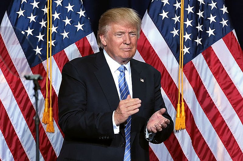 Um dos pontos abordados pelo autor, Martin Wolff, é maneira como Trump penteia o cabelo
