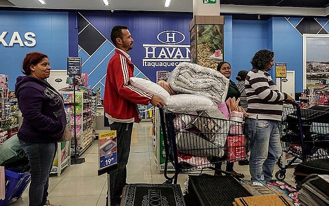 Integrantes do MTST na fila do caixa das lojas Havan em Itaquaquecetuba