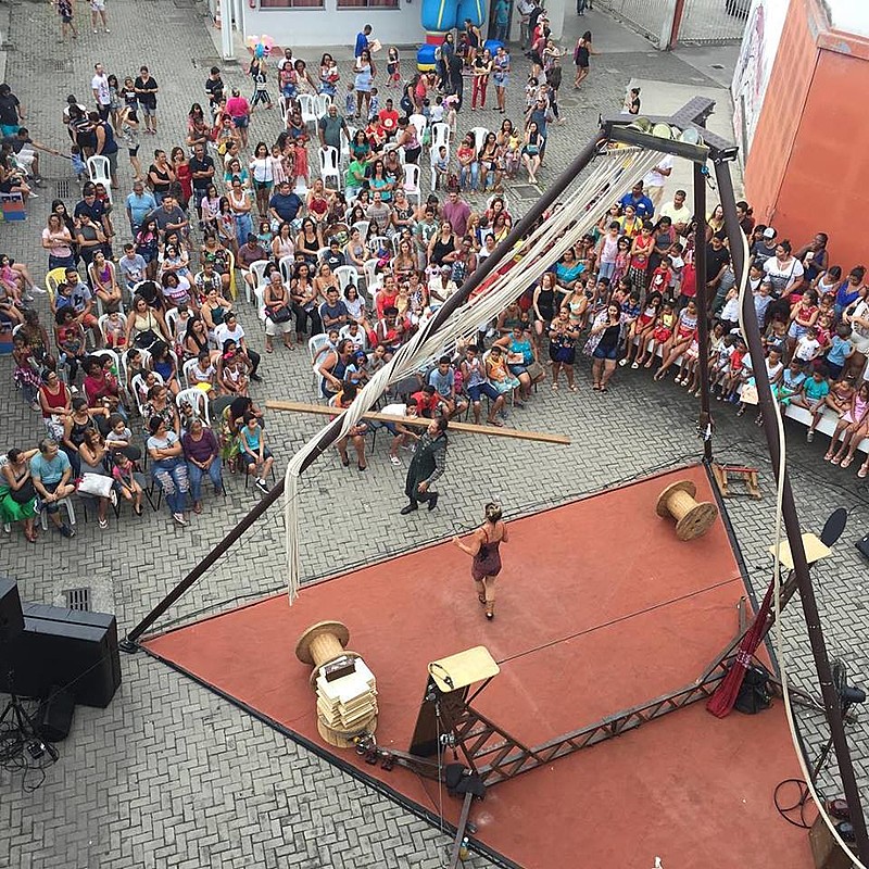 Moradores da Zona Norte e apoiadores da cultura no Rio lotam a Arena Jovelina Pérola Negra, na Pavuna, em apresentação de circo