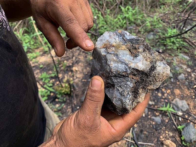Garimpeiro aponta ouro em rocha, na Vila da Ressaca