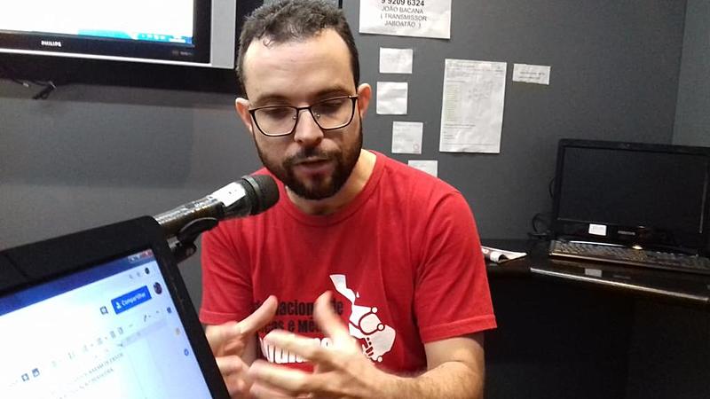 Aristóteles Cardona é formado em medicina pela Universidade Federal de Pernambuco e integrante da Rede de Médicos Populares