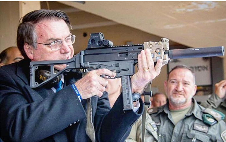 Para analista do Instituto Sou da Paz, Bolsonaro tem "uma verdadeira obsessão, um fetiche, por arma de fogo"