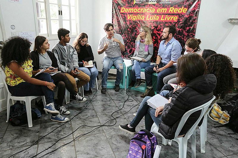 Juventude da Vigília Lula Livre, estudantes de jornalismo e pesquisadores debatem 'fake news'