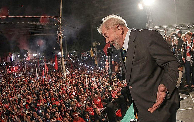 Cerca de 30 mil personas se reunieron en el centro de la ciudad de Curitiba para escuchar a Lula tras su primera declaración el 10 de mayo