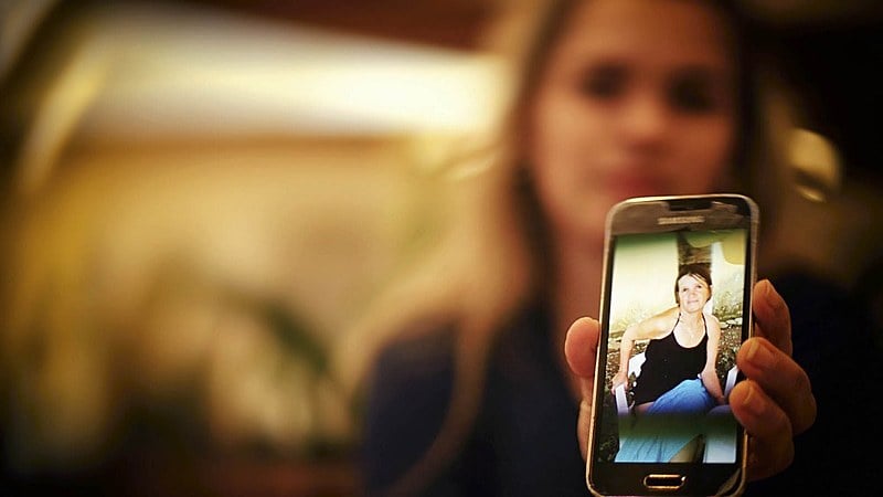 Na fotografia, Divanilce Andrade mostra a fotografia de sua mãe, Nicinha, no celular.