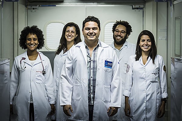 Médico de Família Bruno Stelet (ao centro), com os colegas Mariana Brettas, Monique Oliveira, Thiago Alleyne e Fabiane Panozo